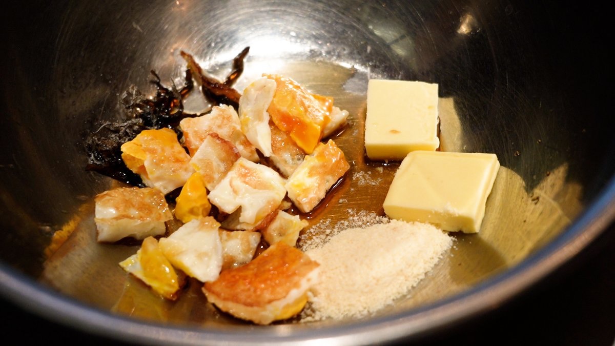 pirlo05050505's tweet photo. 200万再生された
簡単でうまいパスタ

パスタ1.7mmを8分茹で
目玉焼きを2個作り両面焼きに焼き細かく刻む
ボウルにめんつゆ(5倍)小さじ1無塩バター 20g塩昆布3g粉チーズ5g刻んだ目玉焼きを入れ
パスタが上がったらボウルで和える

盛り付けて粉チーズ5g黒胡椒で完成

何回食べても最高

#無限パスタ2 https://t.co/i7tyPIP2SK