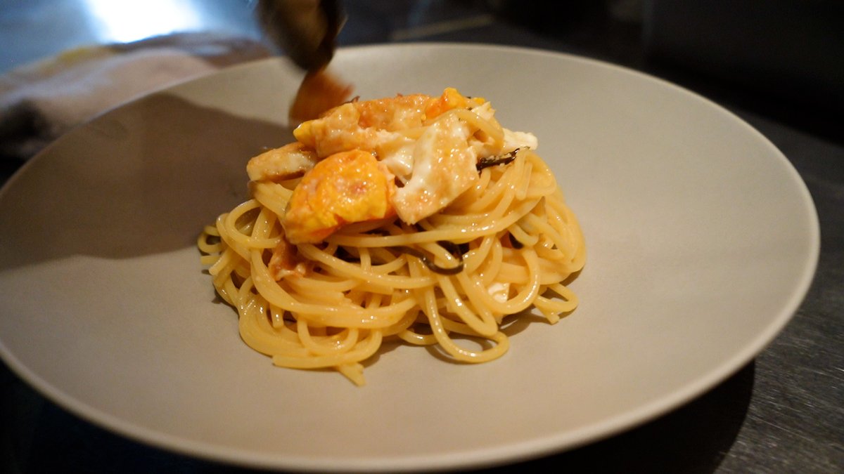 pirlo05050505's tweet photo. 200万再生された
簡単でうまいパスタ

パスタ1.7mmを8分茹で
目玉焼きを2個作り両面焼きに焼き細かく刻む
ボウルにめんつゆ(5倍)小さじ1無塩バター 20g塩昆布3g粉チーズ5g刻んだ目玉焼きを入れ
パスタが上がったらボウルで和える

盛り付けて粉チーズ5g黒胡椒で完成

何回食べても最高

#無限パスタ2 https://t.co/i7tyPIP2SK
