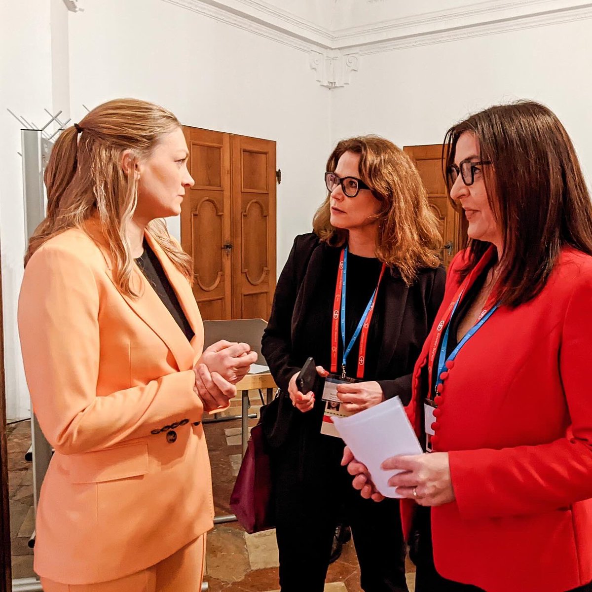 Was für eine tolle Frau, wunderbare Gesprächspartnerin und starke Persönlichkeit. #HillaryClinton hat 220 Frauen beim #WomensBreakfast - einem etablierten Side-Event der <a href="/MunSecConf/">Munich Security Conference</a> - fasziniert. 
<a href="/HSSde/">HSS</a> @gerlach_judith <a href="/AndreaRotter33/">Andrea Rotter</a> @verenakasirye 
#WomenEmpowerment #MSC2024