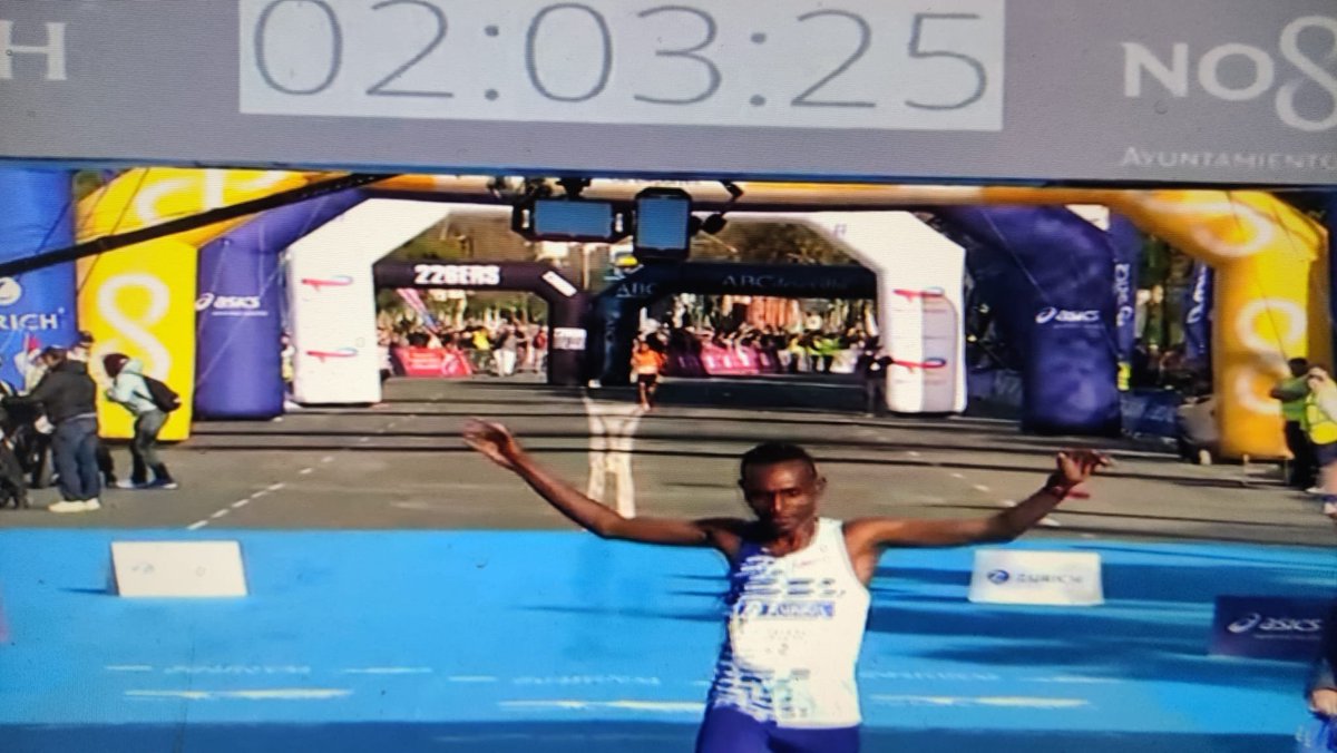 MARATON SEVILLA 2023 Campeón Deresa Geleta Ulfata, seguido del francés Amdouni y tercero Ayale. Ibrahim Chakir campeón de España

Toda la info 👉CARRERASDEMONTANA.COM

<a href="/MaratonSevilla/">Zurich Maratón de Sevilla</a> Foto RTVE