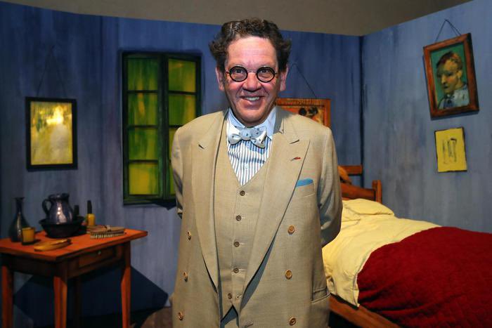 «La gente di solito va nei musei e guarda quattrocento quadri in un’ora e mezza.
Torna con dei piedi gonfi così e va alla ricerca di una Coca-Cola tiepida per dimenticare l’esperimento.

I luoghi dove stanno i quadri si chiamano pinacoteche, come esistono i luoghi dove stanno i