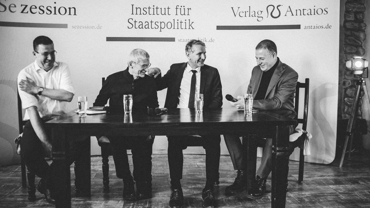 SiNetz's tweet photo. @Verlag_Antaios @BjoernHoecke @HCBerndt Podiumsdiskussion zur Lage 2024 mit @BjoernHoecke, @HCBerndt, Dr. Erik #Lehnert und Götz #Kubitschek.
#Schnellroda 2024. #IfS #Winterakademie #sr1802/🧵 https://t.co/Xr3kW2POHb