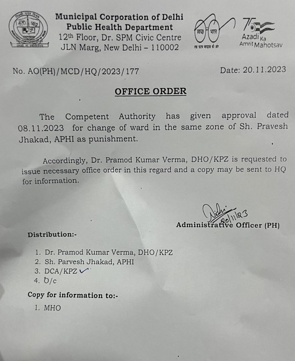 PressSubodhJain's tweet image. नगर निगम के #PublicHealthHeadquarter ने 20 नवंबर 2023 को सजा के तौर पर #KeshavPuramZone में तैनात #APHI #PraveshJakhad का वार्ड बदलने का आदेश जारी किया था।

यही वजह रही कि 04 जनवरी 2024 को उसे वार्ड से हटाकर प्रशासनिक ज़िम्मेदारी दे दी गई। यानी ग़ैर संवेदनशील कार्य।

मगर 23 जनवरी