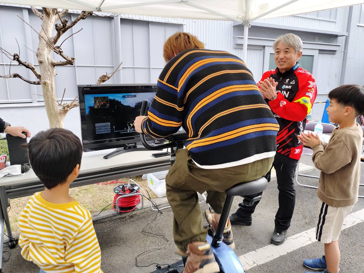 片山右京さんにめちゃめちゃ応援してもらいながら自転車のシュミレーターみたいので必死にペダルを回す図