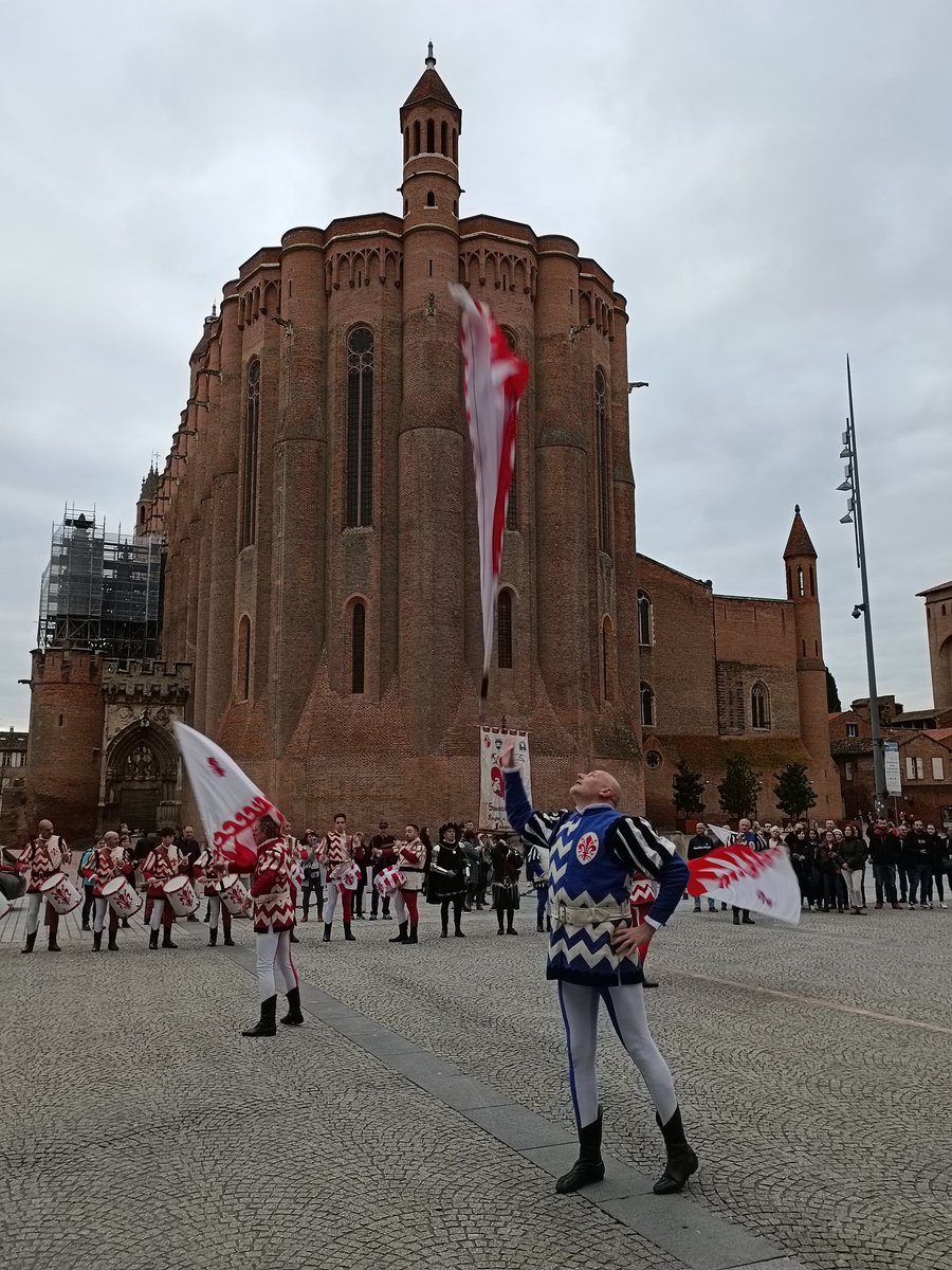 SbFiorentini's tweet photo. Anche la splendida cattedrale di Albi sembra osservare con sorpresa la nostra esibizione https://t.co/y9SfIazEIN