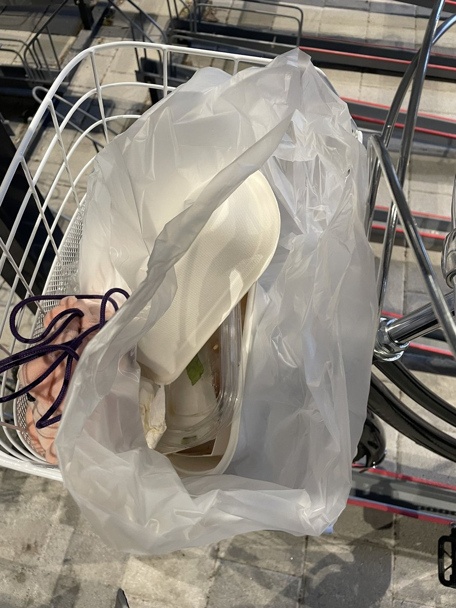 남의자전거에 쓰레기를 버리는 사람의 심정은 평생 이해하지 못할거야…