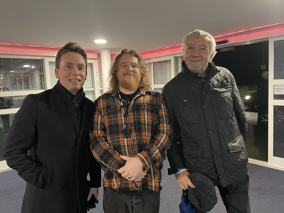 RobbieD2828's tweet photo. Great night at the #WelshOpen snooker last night. Met two absolute legends who were kind enough to stop for a photo. Thanks @kendoherty1997 and @jvofficialjv ! Plus we saw a 147 from @Gary_Wilson11 too! https://t.co/2u93FBX3Ec
