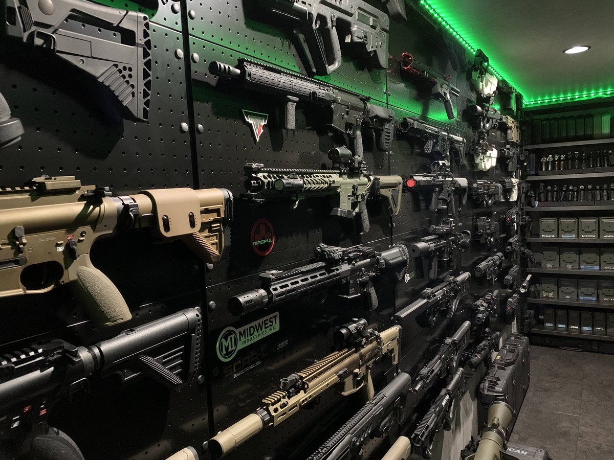 ZeroArcadia's tweet photo. 銃火器をたくさん並べて飾りたい一心で15年間働き昨年念願の一軒家を建てました。

一応簡易レンジ付きには出来たので簡単なシューティングは楽しめるかな　^ ^

もう少し予算と時間があれば武器庫をさらにカスタムできたんですが、まぁそれはおいおいで…

 #俺の武器庫コンテスト https://t.co/PkiLCpvvkk