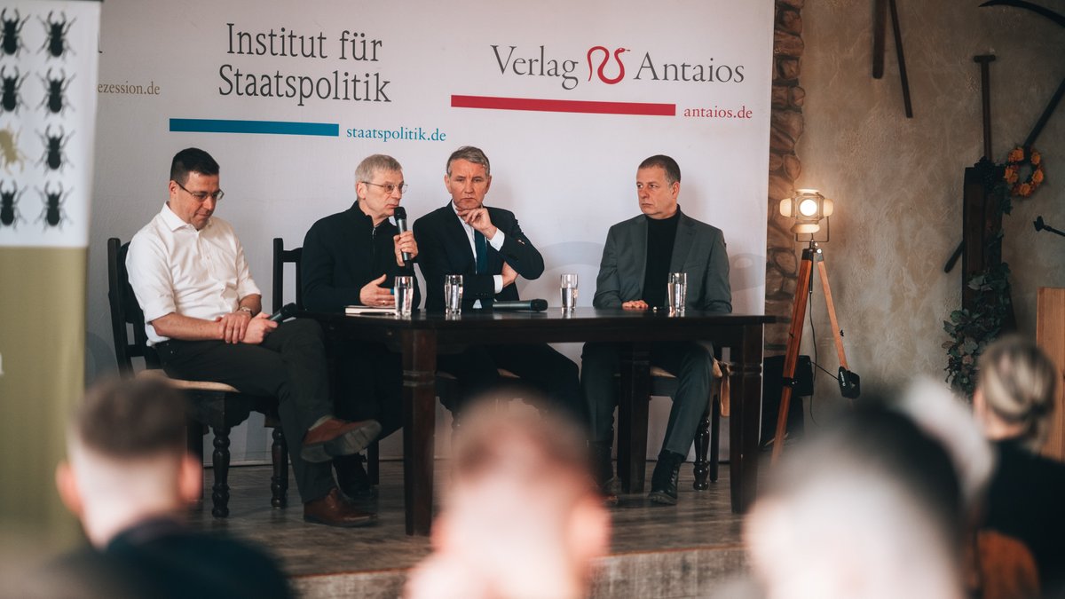 SiNetz's tweet photo. @Verlag_Antaios @BjoernHoecke @HCBerndt Podiumsdiskussion zur Lage 2024 mit
@BjoernHoecke, @HCBerndt, Dr. Erik #Lehnert & Götz #Kubitschek.
#Schnellroda #IfS #Winterakademie #sr1802/🧵 https://t.co/trDNfNlMF6