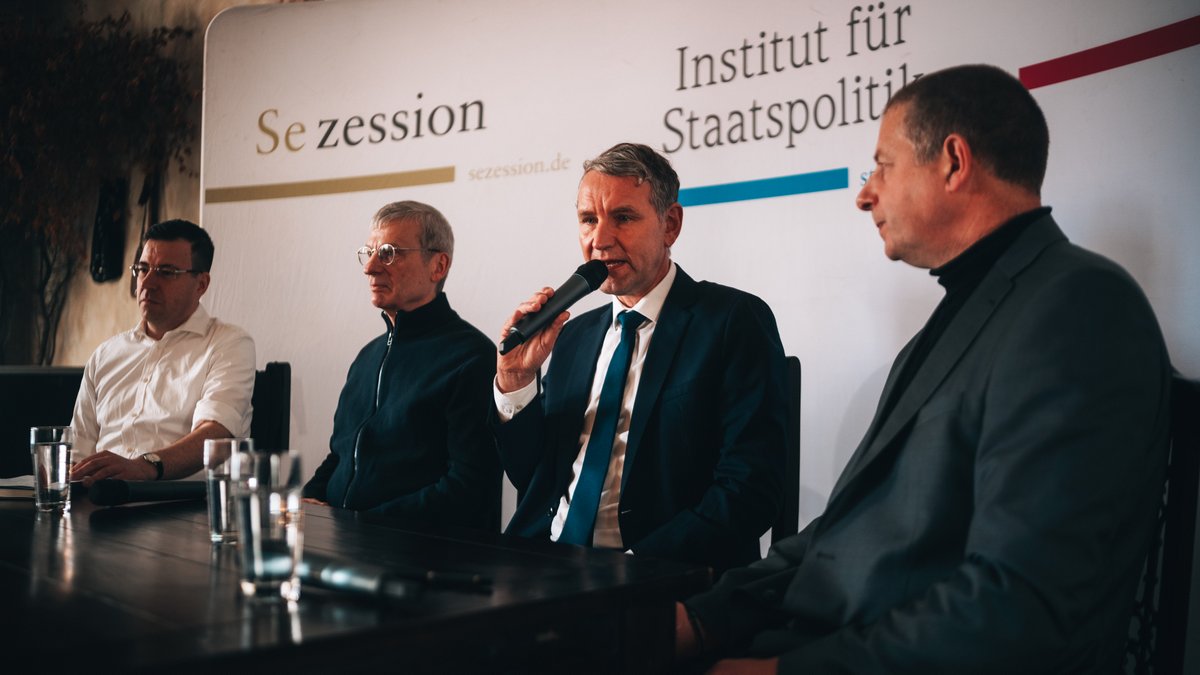 SiNetz's tweet photo. @Verlag_Antaios @BjoernHoecke @HCBerndt Podiumsdiskussion zur Lage 2024 mit
@BjoernHoecke, @HCBerndt, Dr. Erik #Lehnert & Götz #Kubitschek.
#Schnellroda #IfS #Winterakademie #sr1802/🧵 https://t.co/trDNfNlMF6