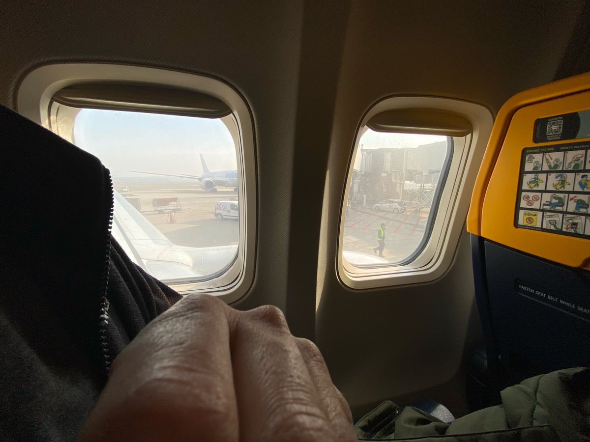 lrnsaez's tweet photo. gracias @Ryanair_ES @Ryanair, sin elegir asiento me habéis dado no una, sino dos ventanas, gran regalo de cumpleaños 😂 https://t.co/CLP7l8WUb9