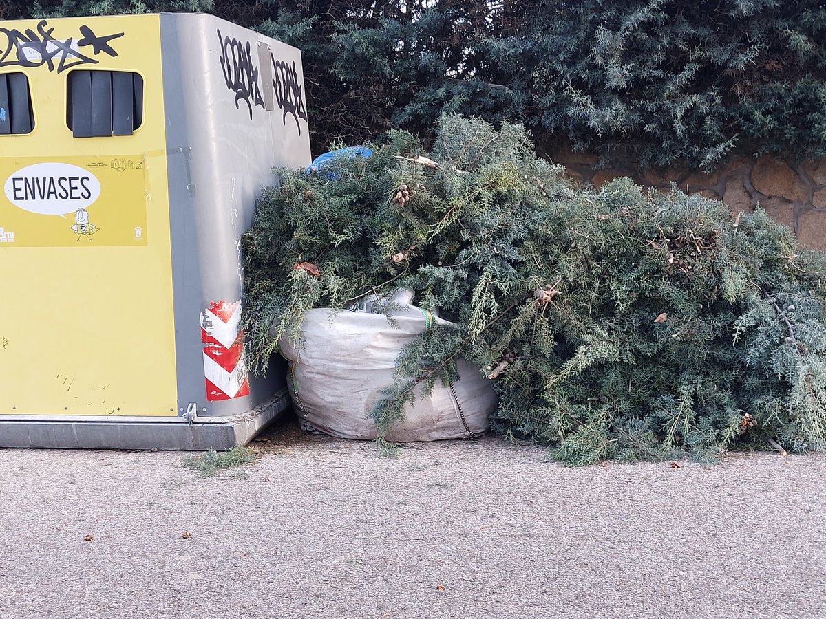 #Moralzarzal necesita tfno ÚNICO de recogida DIARIA A PUERTA de restos jardines, muebles, enseres, escombro menor y aparatos.
- Buen servicio
- Cumple ley
- Reduce tonelaje a vertedero, costes y tasa.
- Leña, triturado, abono.
- Fácil de implantar
- Empleo local
- Islas limpias