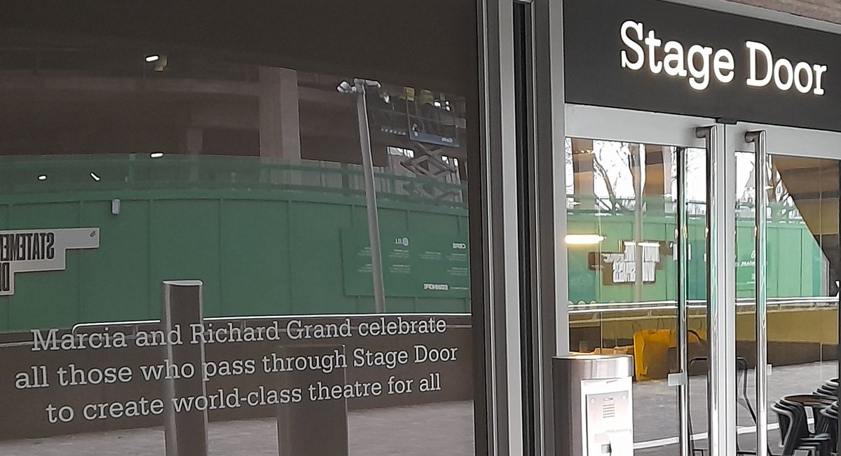 @MatildaMusical STAGE DOOR SUNDAY #28
Theatre: @NationalTheatre
Current Productions: #Nye (Olivier), #TillTheStarsComeDown (Dorfman), #DearOctopus (Lyttelton).
#StageDoorSunday