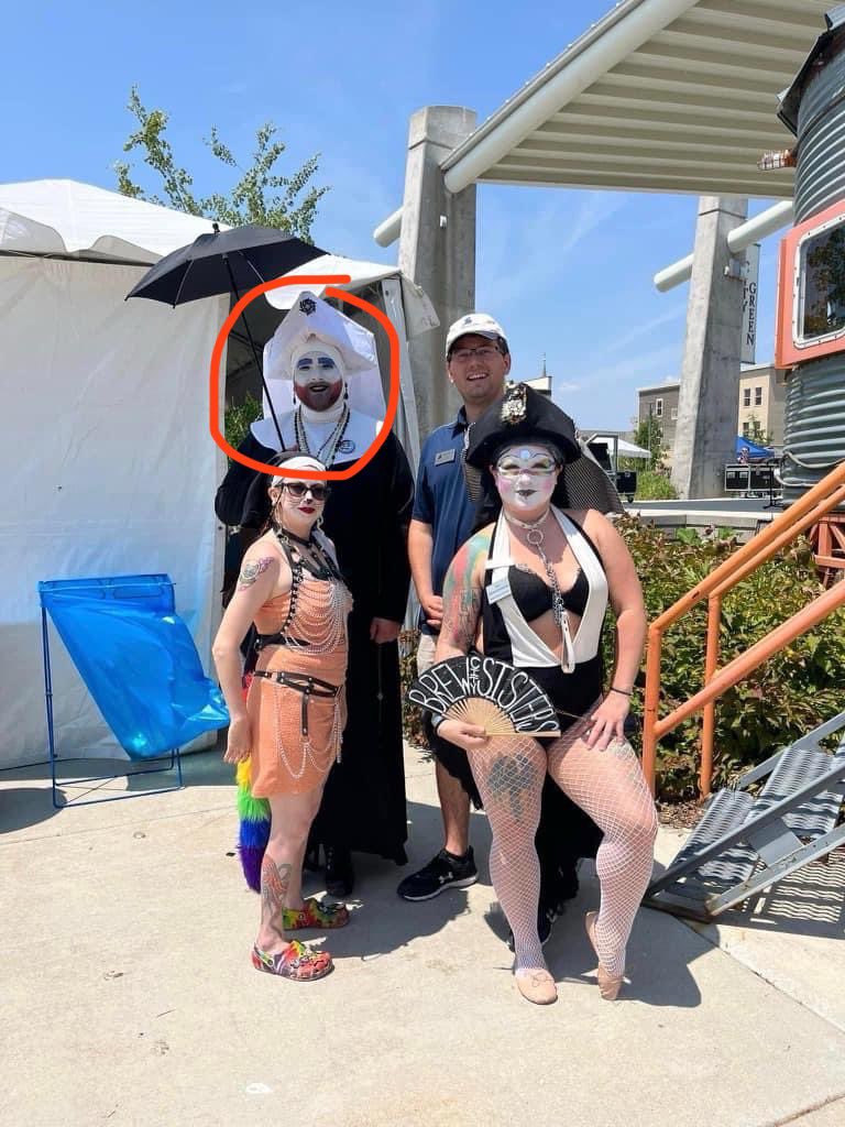 Patrioticos_RD's tweet photo. 🚨I 🇺🇸🏳️‍🌈 #ÚLTIMAHORA | El famoso drag queen anticatólico Adam Westbrook fue arrestada y enfrenta 4 cargos de posesión de pornografía infantil y cuatro cargos de explotación sexual hacia un niño.💔

 Adam también fue director de recursos humanos del condado de Outagamie, WI y aparece en la foto disfrazado con el alcalde de Sheboygan, WI.

Pero recuerden chicos, tanto la foto como la historia fue generada por una IA, no existen casos reales de estos degenerados. 🤡

🚨Síguenos para más contenido✅
🔰Guardianes Patrióticos⚡
(@Patrioticos_RD)