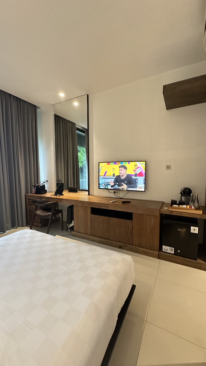 staycation nyaman di kawasan Setiabudi, Jakarta selatan.

kalau kalian cari penginapan yang lumayan affordable (400k-ish) di daerah kuningan, ini bisa jadi opsi.

kamarnya bersih &amp; wangi, plus ada rooftop dan coffee shop di 1 gedung yang sama.