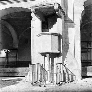 HuellasSevilla's tweet photo. Patio de los Naranjos de la Catedral, antes Sahn de la Mezquita Mayor Almohade de Sevilla con su púlpito del s. XVII.
En la 1° foto (entre 1925 y 1936), se observa como no existe pavimento ni naranjos. Las grandes vigas de madera estuvieron depositas en la galería más de 40 años. https://t.co/1wGZu9Z9cW