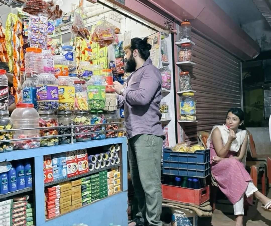 JoyJahid411940's tweet photo. Rocky Bhai with His real life queen #Yash #ToxicTheMovie #Rokeybhai #Kgf3 ##rockybhai #Ceoofindia #INDvsENG #ShubmanGill # https://t.co/6tK8hFsHmw