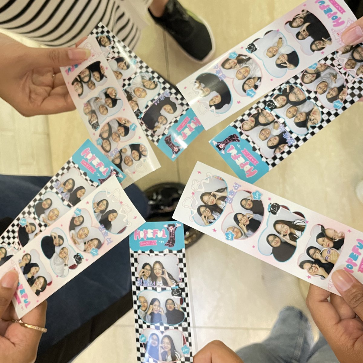 jeonjimins's tweet photo. memenuhi bm maknae, sebelum kembali merantau 🥰🫣🫶🏻

@jikookpdf @kookiesnchiim @capellaariel @nagoyababes 

#HopefulDays j-hope birthday photobooth event from @korejinni @jooniecan 🥰 https://t.co/Nag010yfY1