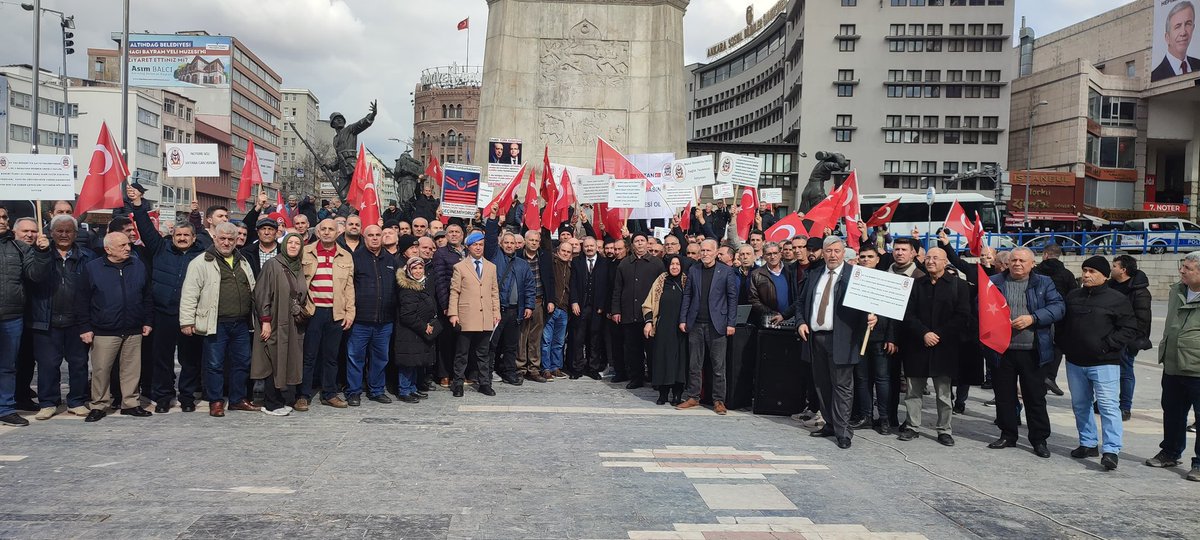 alitilkici38's tweet photo. Binlerce Kahraman Emekli #UzmanÇavuş ve ailesiyle Ankarada özlük haklarının düzeltilmesi için haykırdık.
Kahramanların biran önce özlük haklarının düzenlenmesini bekliyoruz https://t.co/BkxZNLj3XS