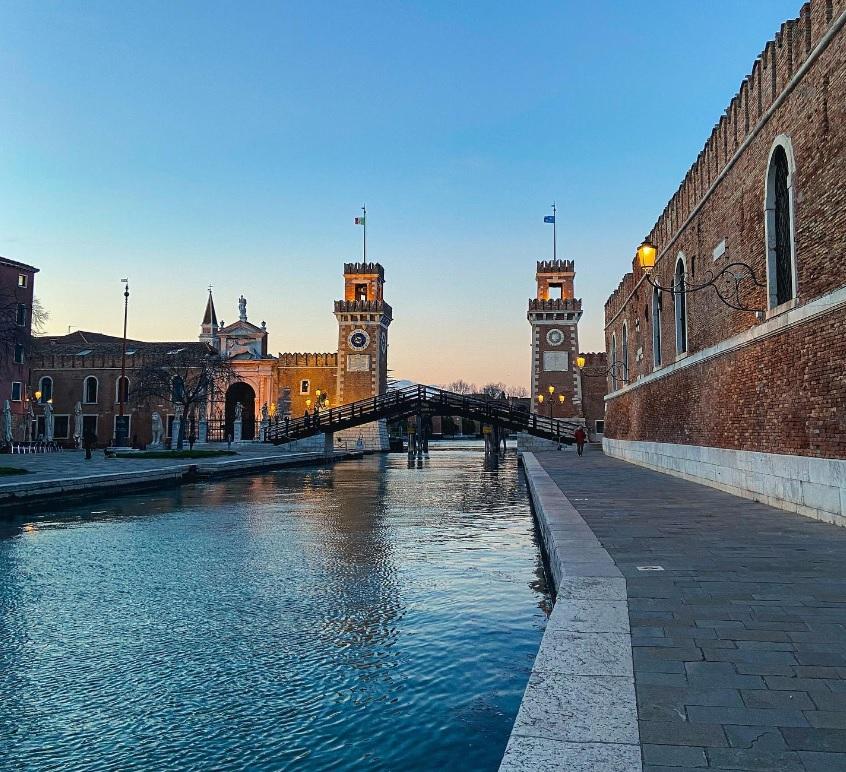 Arsenale al tramonto. #Venezia #Veneto #Venice #paesaggioitaliano #architettura #scultura