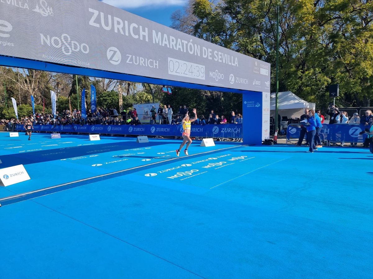 atletismoRFEA's tweet photo. ¡Qué debut! ¡Qué debut! 🤯🤯🤯

🥇 @PetiteStr, campeona de España de maratón en su primer envite con los 42,195 km

⏱️ 2:24:40 ➡️ mejor debut 🇪🇸 y 2ª 🇪🇸 de la historia
🎟️ Preseleccionada para los Juegos Olímpicos de #Paris2024 

🥈 @txell921 ⏱️ 2:24:57 ➡️ 3ª 🇪🇸 de siempre
🥉 @ClaraSimal_42k ⏱️ 2:31:21

#CEmaratón