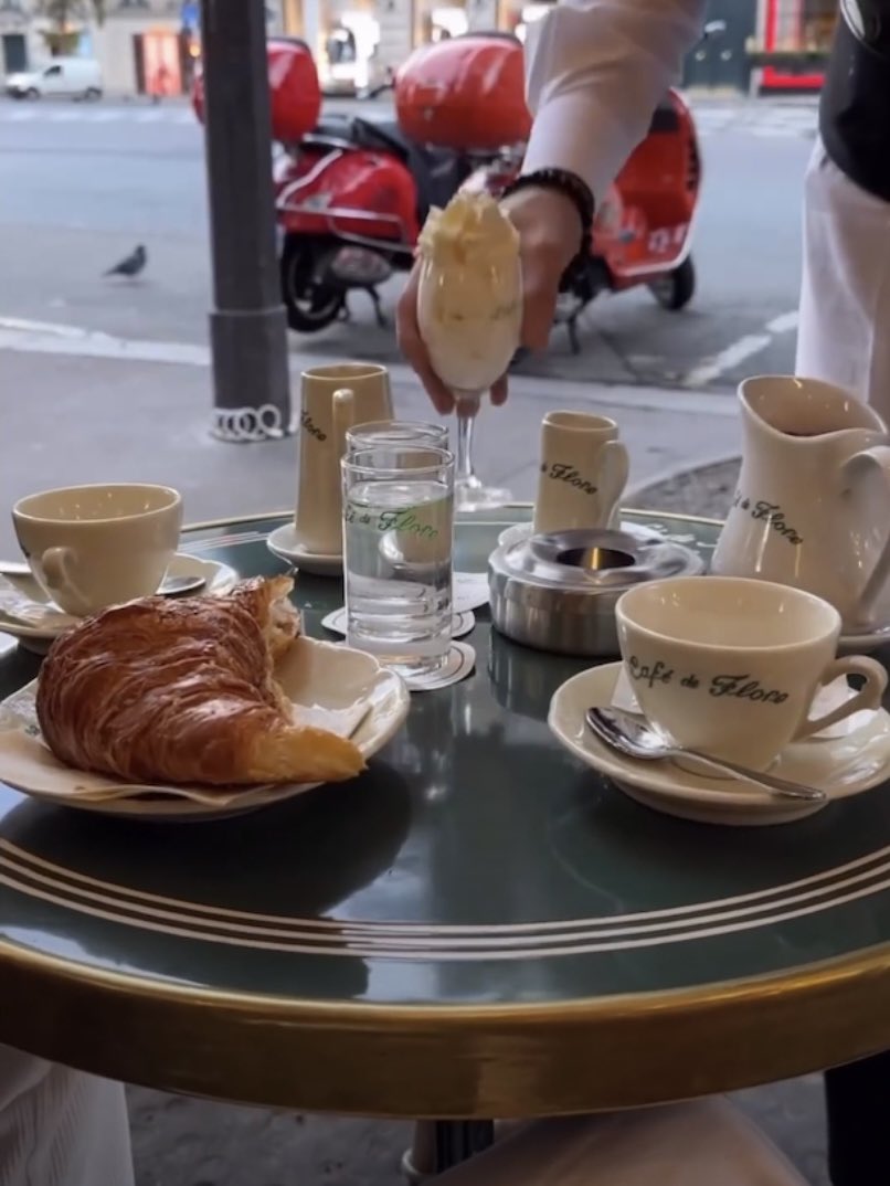 SophieAmarenco's tweet photo. From Paris with L❤️VE
#maintenant #weekendend #dimanchematin #QG #moncafé #avantlapluie https://t.co/fL5Kgyzm4F