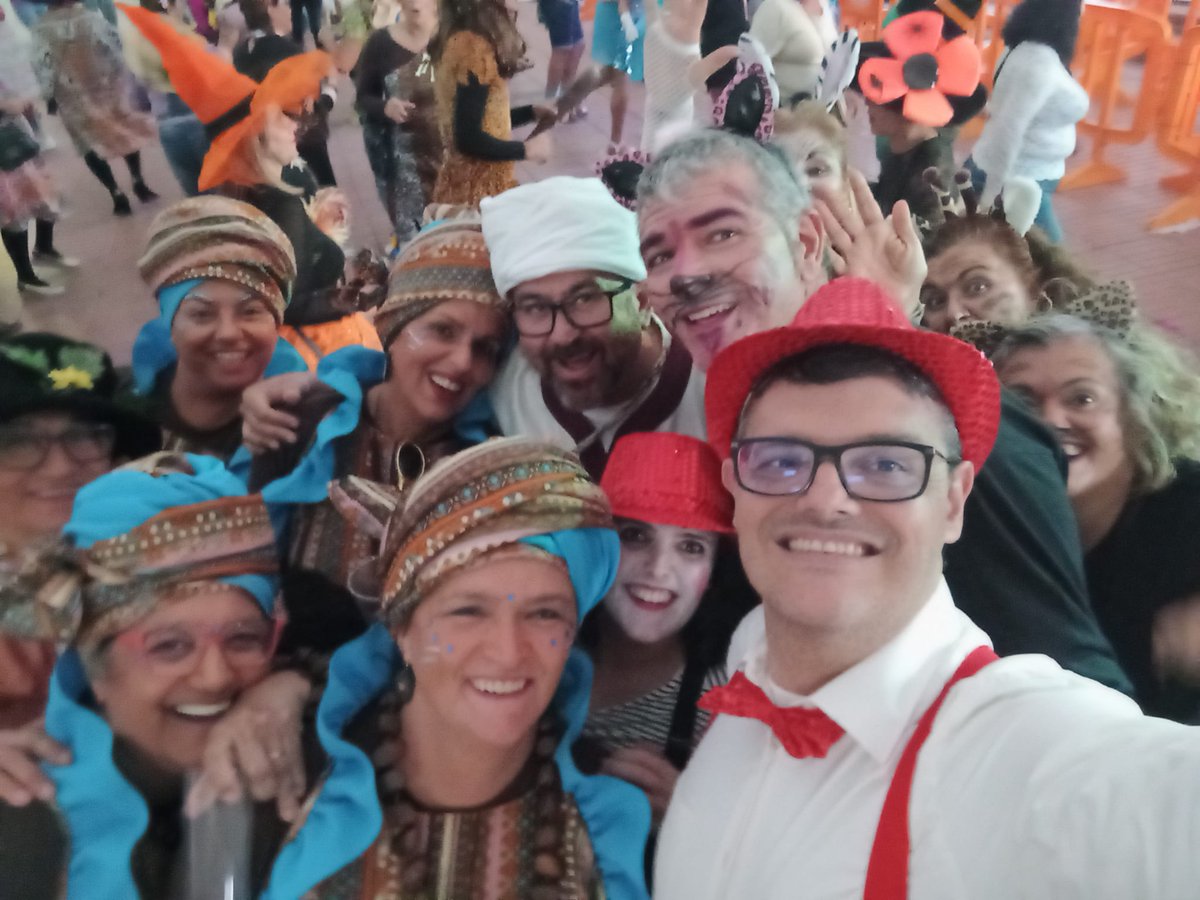 Christodriguez's tweet photo. Carnaval de día en la @villadeingenio. Un evento muy familiar y con un ambiente estupendo que cada año va a más. #HaciendoPueblo👓 https://t.co/22bWIiyBdp