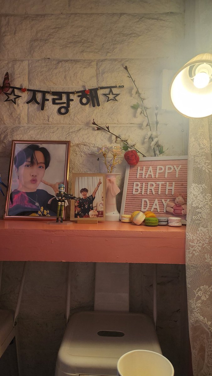 asminejayyy's tweet photo. Happy hobi dayyyy 🫶🏻🥳🎂

@tone_manner077
#2월의홈람쥐_생일축하해
#HAPPY_JHOPE_DAY https://t.co/KgkH9DiTCq