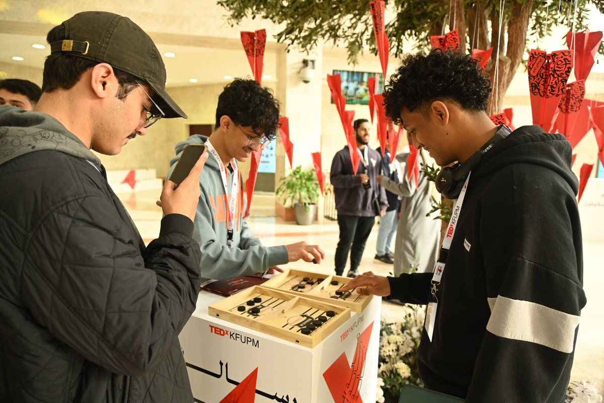 KFUPM's tweet photo. برعاية رئيس #جامعة_الملك_فهد_للبترول_والمعادن، نظّم فريق @TEDxKFUPM فعالية #TedxKFUPM باستضافة متحدثين ملهمين من قادة ومؤثرين.

وسط حضور لافت من الطلاب والطالبات، شارك المتحدثون قصصهم الملهمة وتجاربهم الشخصية وتحدّياتهم الشيقة وكيف تغلبوا على الظروف الصعبة ليصبحوا نماذج ناجحة.

#KFUPM