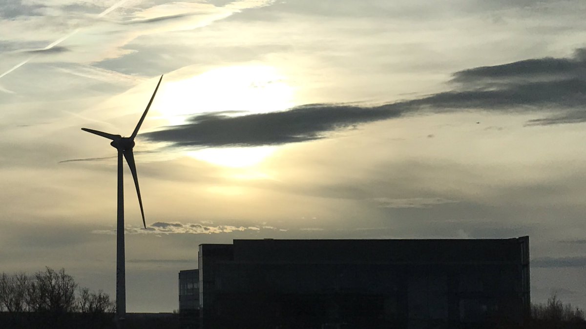 berjammar's tweet photo. Love early mornings 😊 Sunrise picture of the Reading Wind Turbine with complimentary rainbow cloud at Reading Green Park Business Park. Taken on Thursday 15/02/2024 at 08:21 https://t.co/tt9Nc1oFiW