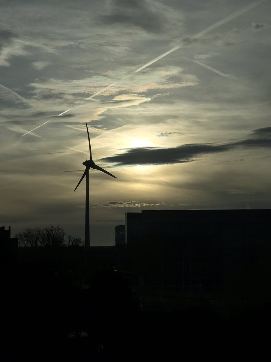 berjammar's tweet photo. Love early mornings 😊 Sunrise picture of the Reading Wind Turbine with complimentary rainbow cloud at Reading Green Park Business Park. Taken on Thursday 15/02/2024 at 08:21 https://t.co/tt9Nc1oFiW