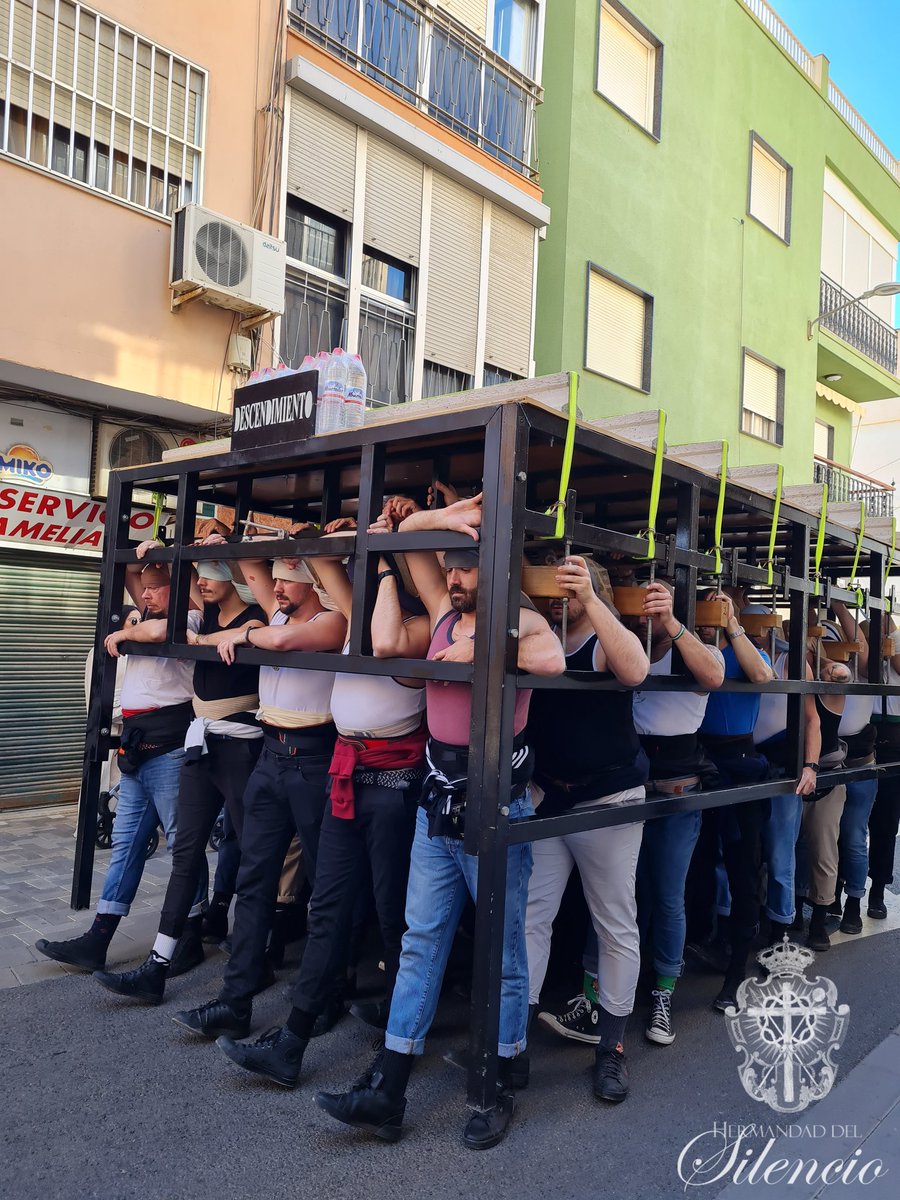 SilencioAlmeria's tweet photo. COSTALEROS |
Mañana de ensayo de las cuadrillas de la Hermandad en las calles de nuestro barrio, comenzando el trabajo para un nuevo Jueves Santo.
#Redención #Consuelo https://t.co/YxScQcm6wd