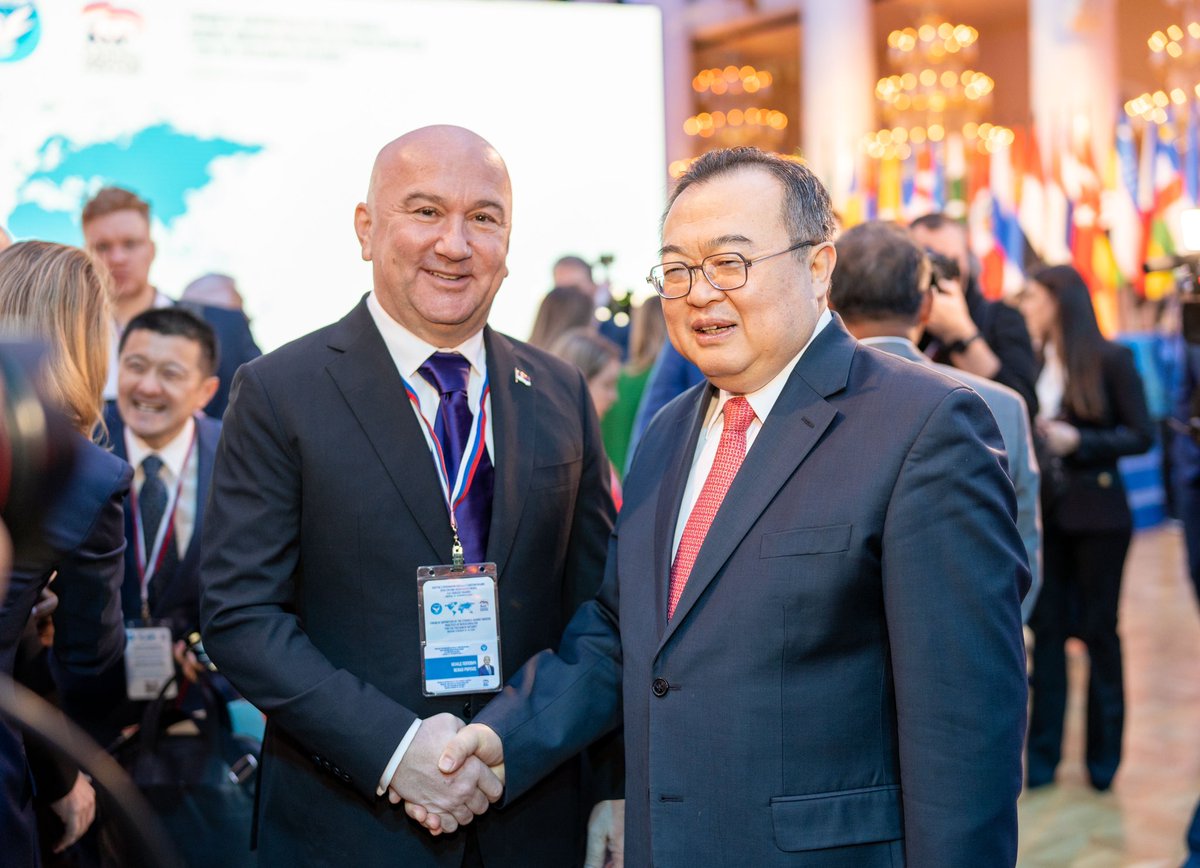 Срдачан сусрет са Лиу Ђанчаом, шефом међународног одељења Централног комитета Комунистичке партије Кине.

Форум ,,За слободу нација’’ био је сјајна прилика за пријатељске сусрете и успостављање међупартијских односа са пријатељским земљама БРИКС-а. 🇷🇸🇨🇳
#srbija #kina #brics