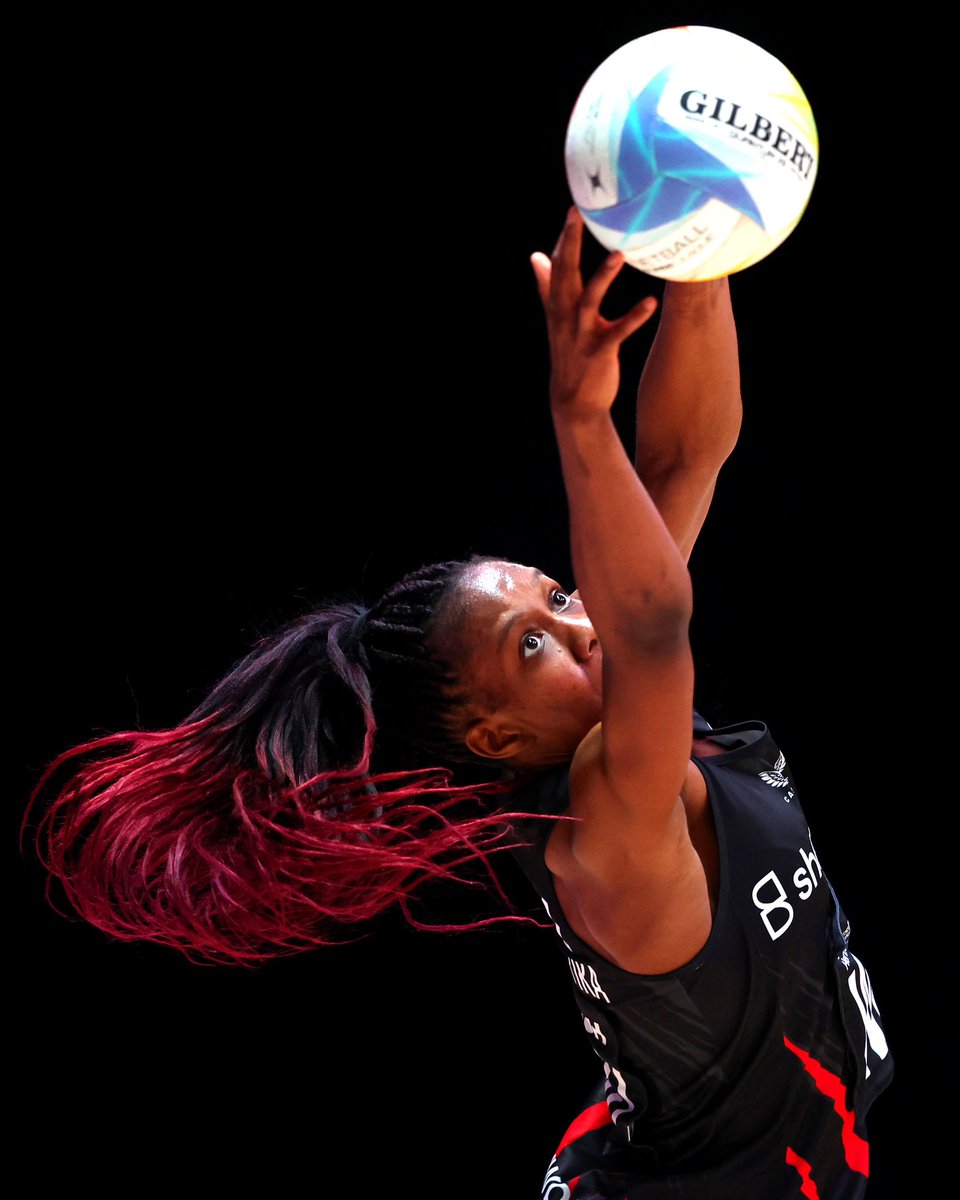 The last stretch for the ball in the final game of the Netball Superleague Season Opener #netball #nsl2024 #sport #photography #canon #r3 #gilbert #ball #action