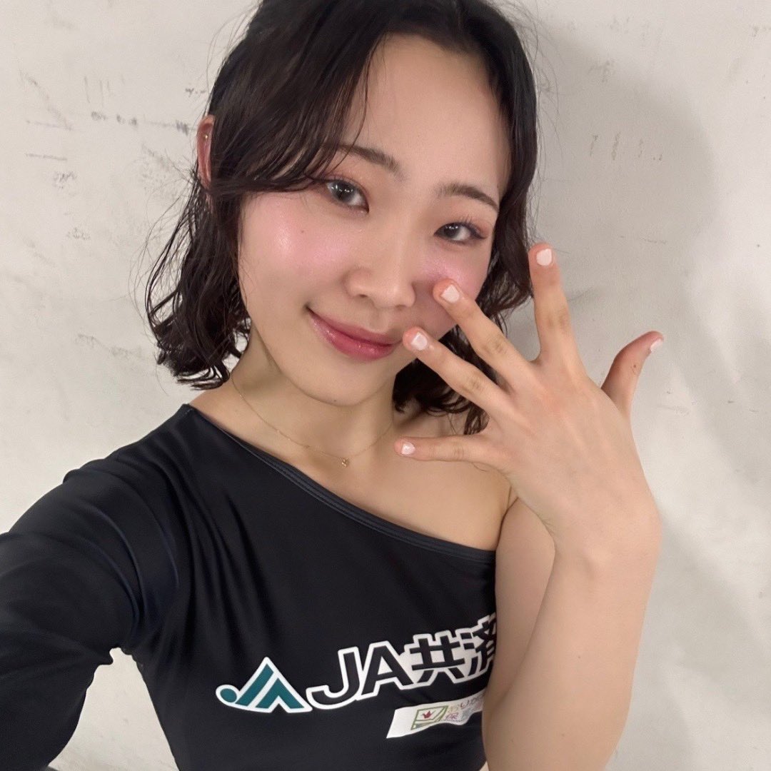 flex_cheer's tweet photo. 皆さんこんばんは‼︎RINKAです🌻
実は先日パーマをかけました👩🏻‍🦱💗
自分のくせ毛を活かせた髪型にやっと出会えて嬉しいです🫣
またチアでのパフォーマンスも髪の動きをより華やかに見せてくれるのでお気に入りです‼︎
これからも自分に似合うものを見つけてグレードアップ出来るようにしていきます🥹 https://t.co/oUjDQRTOLn