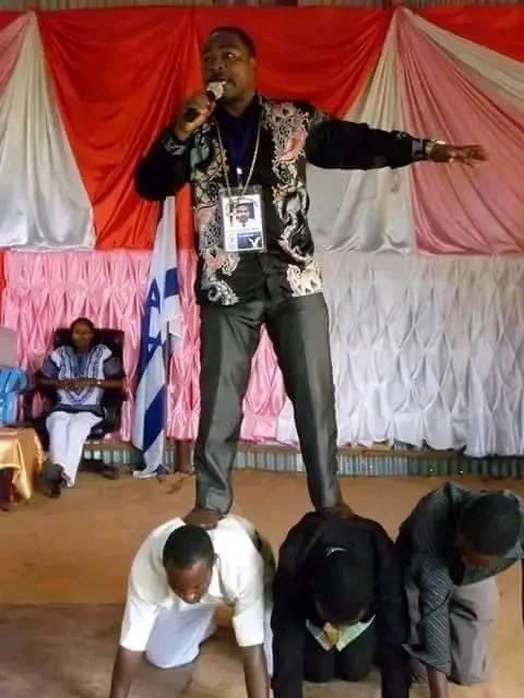omodingjoel4's tweet image. #sunday What next after entering a church and you find the pastor doing this?