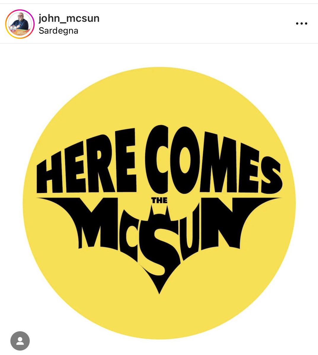 stanzaselvaggia's tweet photo. Vi state perdendo la campagna per le regionali del candidato consigliere sardo (di Nulvi) Giovanni Dessole detto JOHN MCSUN (!) che però è anche un po’ Batman. ✈️ https://t.co/r0Tji9Xf9N