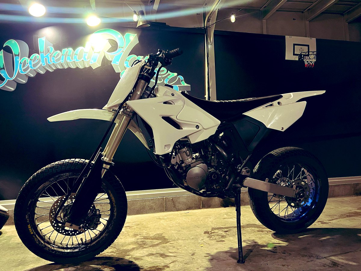 PASSINGBREEZE92's tweet photo. GARAGE “ NYATS “
リョースケ君に塗ってもらったタンク。
シュラウドに合わせてもらって更にバイクらしくなってきましたな。
ありがとう!
あとはリム、タイヤ、整備!
ビカビカのハラワタ付けたいなぁ。
#WEEKENDPLAYERZ
#WEEKEND2WHEELERZ
#TS200R
#YZ125
#SUPERMOTO
#モタード
#NYATS https://t.co/PDpyBW9Oz8