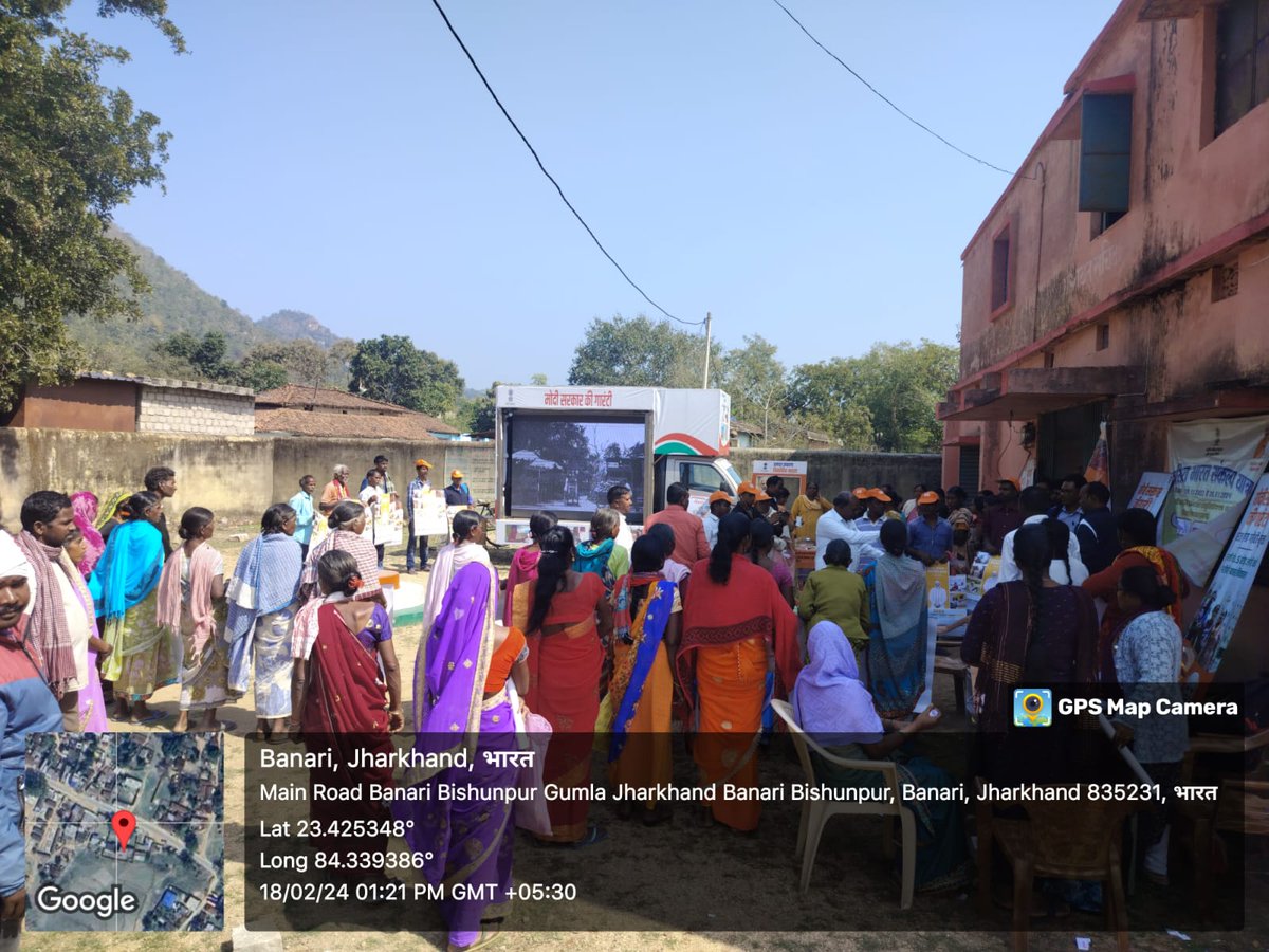 #ViksitBharatSankalpYatra के तहत आज #गुमला के बिशुनपुर प्रखंड के बनारी पंचायत में एलईडी जागरूकता वाहन द्वारा केंद्र सरकार की कल्याणकारी योजनाओं की जानकारी दी गई। मौके पर काफी संख्या में लोग उपस्थित थे।#HamaraSankalpViksitBharat