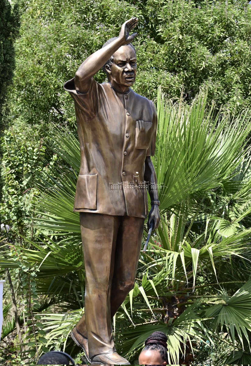 MariaSTsehai's tweet photo. I know the gesture counts most but this statue’s  face has very little or no resemblance to Mwalimu Nyerere (old or young)🫢 https://t.co/RlrRW9RL5K