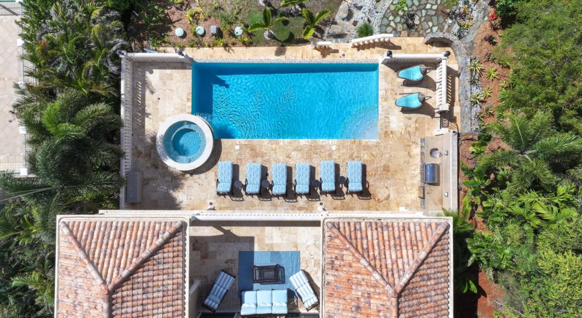 TheBonviGroup's tweet photo. New 📸 of Villa Cruz on Inn are up on the @TheBonviGroup website. Thank you to Island Media Co. for capturing such beautiful shots. 
#SundayFunday #airbnb #beachouse #vrbo #stjohn #usvi #bonvihospitalitygroup 

🔗 👇 https://t.co/QNpbvjNWiw