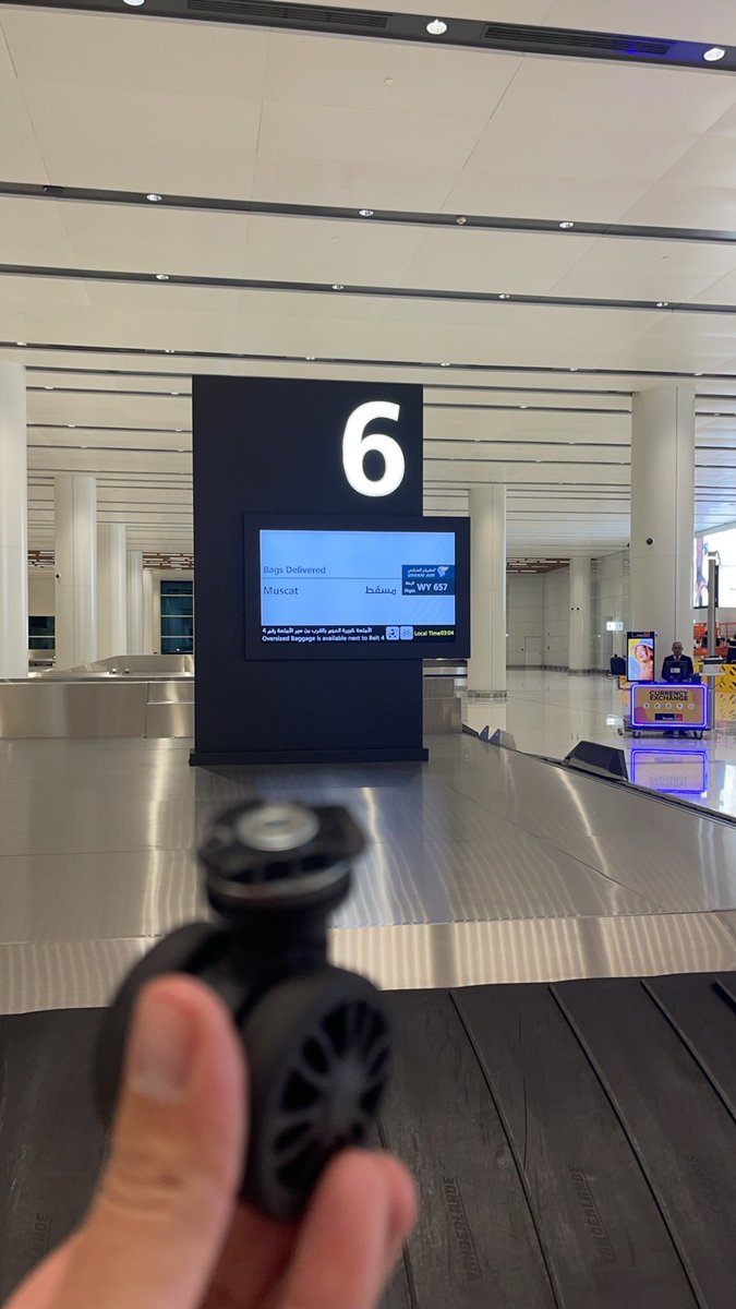 shm913's tweet photo. @omanair للأسف طيران عريق مثل الطيران العماني يرفض تعويضي عن الضرر الذي لحق بشنطتي https://t.co/yefQ2cL6YN