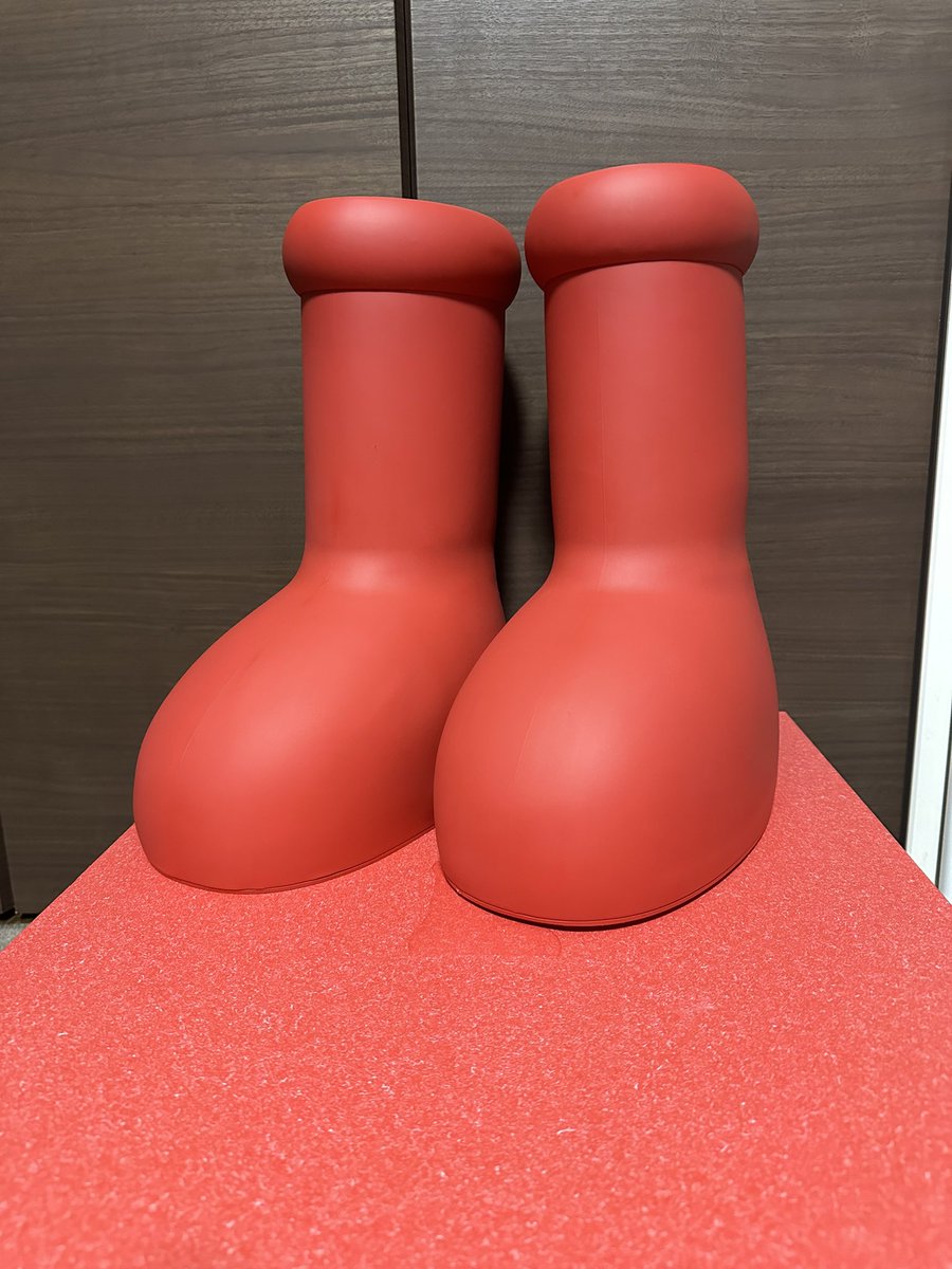 ztmy_hiro_'s tweet photo. MSCHFのBig Red Boot買いましたー笑
実物めちゃくちゃエグい🤪
#MSCHF
#bigredboot
#ミスチーフ
#アトムブーツ https://t.co/FmEGsFlvae