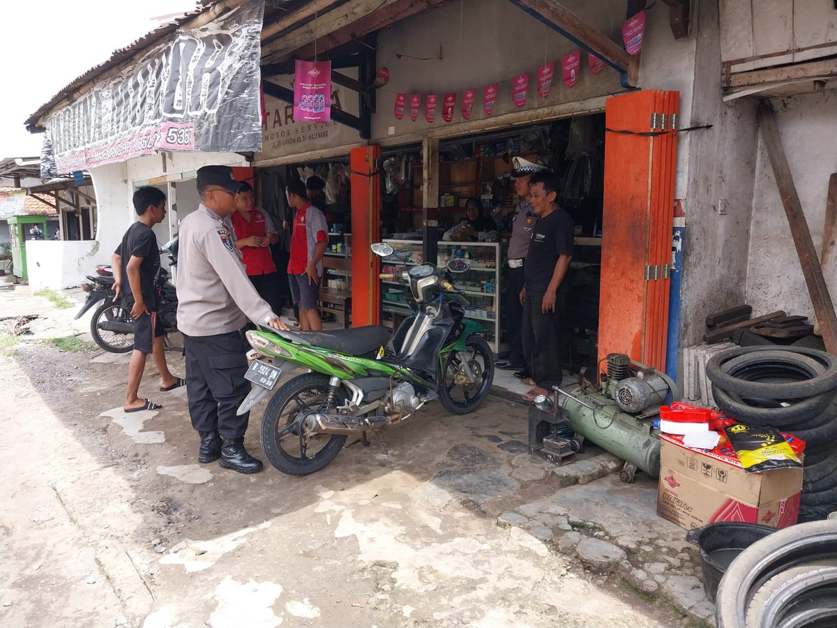DistrikMajenang's tweet photo. Polsek Majenang melaksanakan kegiatan sosialisasi dan edukasi larangan penggunaan knalpot brong https://t.co/YQWIx0Wu3J