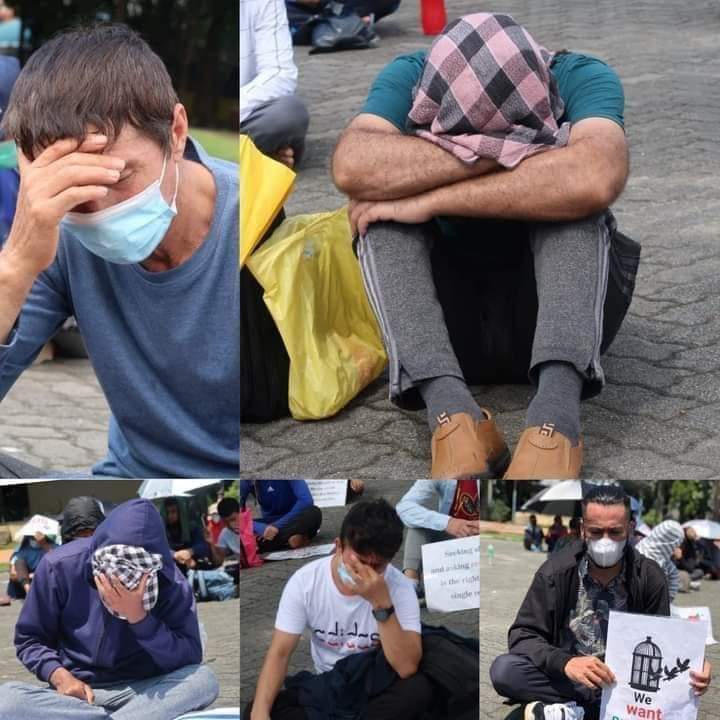 Nazari1010's tweet photo. #End12YearsInLimbo_Indonesia

اگر می‌خواهید معنای واژه «بی‌چارگی» را بگونه عمیق درک نمایید، برای چند دقیقه خود را جایگاه یک پناه‌جوی گیر مانده در برزخ اندونیزی که ده سال عمرش را در بی‌سرنوشتی محض سپری نموده، قرار دهید. https://t.co/qay3lU1542