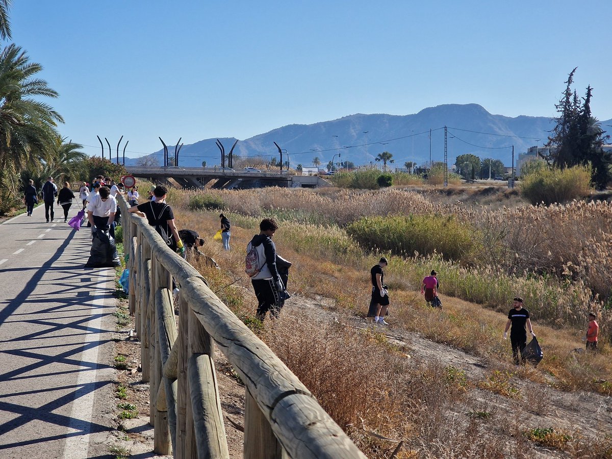 "La juventud de ahora es que..." Pues estos jóvenes de ahora están limpiando en el Segura la porquería que deja ahí gente de todas las edades #vistabella