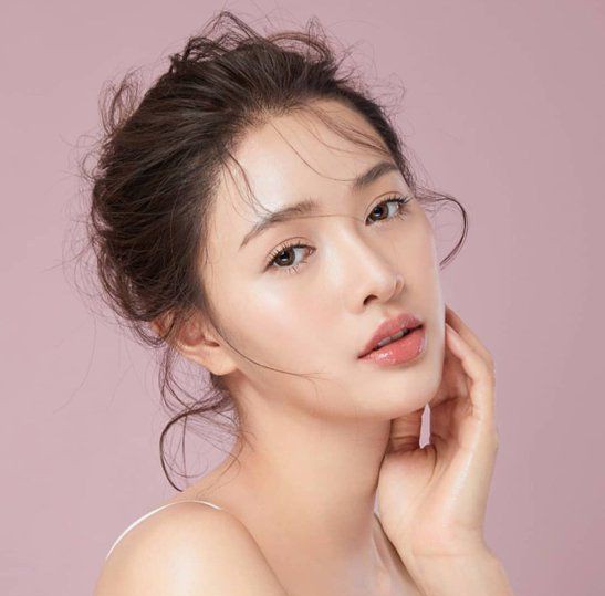 Facecareroutine's tweet image. Exfoliating regularly can help remove dead skin cells and reveal fresh, glowing skin underneath. Just be sure not to overdo it, as excessive exfoliation can irritate your skin. ❤️💄
#Facecareroutine
#glowingskincare
.
.
.
#skincare #glowingskin #skincaregoals #beauty #beautytips