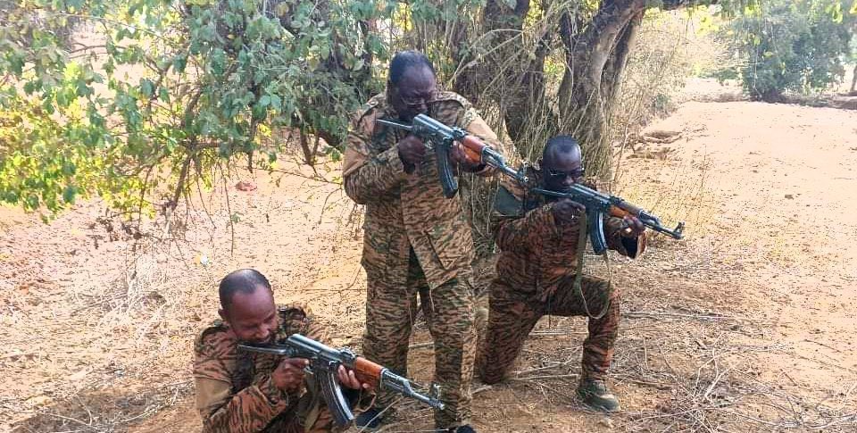 Alainlobog's tweet photo. Il est où le courage des Burkinabè ?

Triste de voir le Burkina Faso 🇧🇫 franchir des limites sous une dictature militaire applaudie par certains. 

Au Burkina Faso, ceux qui ont été formés pour la défense du Peuple envoient sur les fronts militaires, par la force, des civils, jeunes ou vieux. 

Ils recrutent par la force, comme à l’époque des travaux forcés dans les colonies. 

Ils envoient des opposants comme le faisaient les nazis et les soviétiques. 

Ils envoient des vieillards comme le faisaient les communistes de Mao en Chine ou les khmers rouges de Pol Pot! 

Bientôt, ne soyons pas surpris quand ils obligeront les prêtres, les pasteurs, les imams et les chefs traditionnels à porter le treillis et à prendre les armes pour défendre le régime des militaires. 

Quand ils s’attaqueront au Mogho Naba, autrefois chef guerrier, il sera déjà trop tard pour la République! 

Burkinabè! Qu’avez-vous fait de votre courage ?