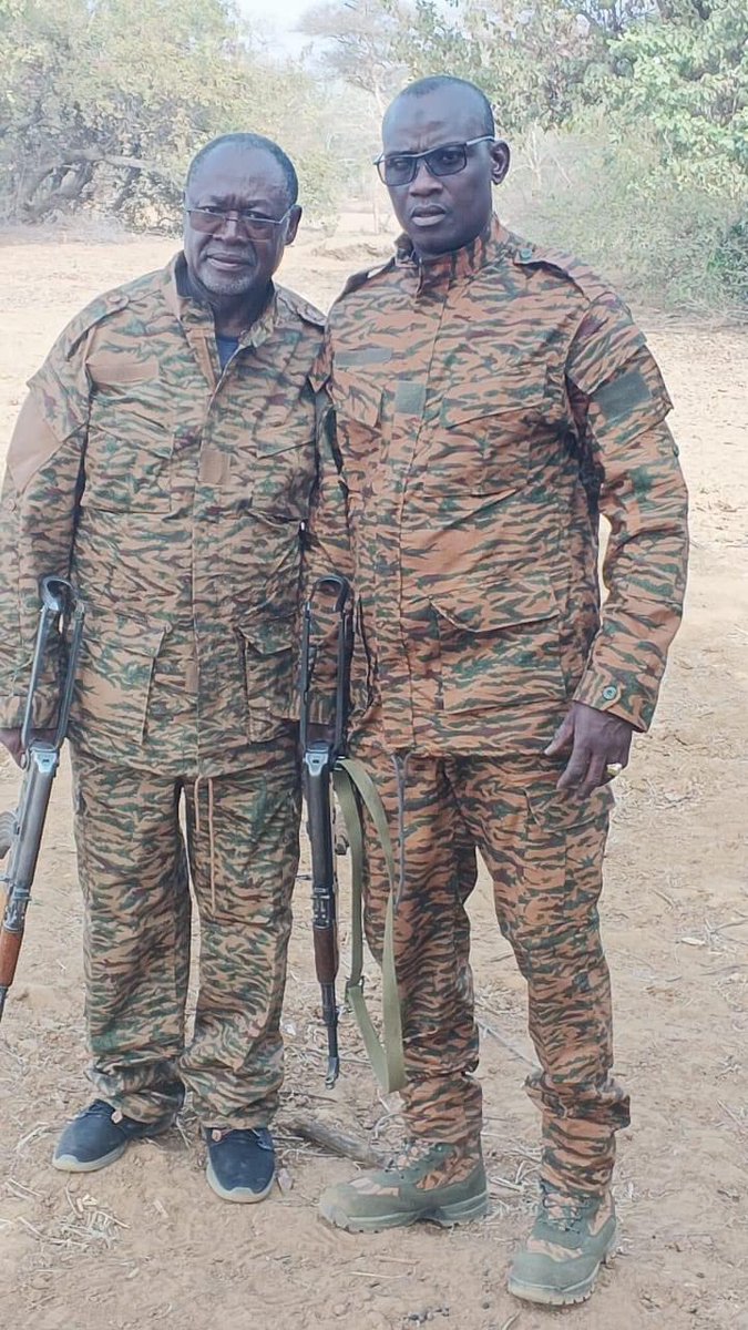 Alainlobog's tweet photo. Il est où le courage des Burkinabè ?

Triste de voir le Burkina Faso 🇧🇫 franchir des limites sous une dictature militaire applaudie par certains. 

Au Burkina Faso, ceux qui ont été formés pour la défense du Peuple envoient sur les fronts militaires, par la force, des civils, jeunes ou vieux. 

Ils recrutent par la force, comme à l’époque des travaux forcés dans les colonies. 

Ils envoient des opposants comme le faisaient les nazis et les soviétiques. 

Ils envoient des vieillards comme le faisaient les communistes de Mao en Chine ou les khmers rouges de Pol Pot! 

Bientôt, ne soyons pas surpris quand ils obligeront les prêtres, les pasteurs, les imams et les chefs traditionnels à porter le treillis et à prendre les armes pour défendre le régime des militaires. 

Quand ils s’attaqueront au Mogho Naba, autrefois chef guerrier, il sera déjà trop tard pour la République! 

Burkinabè! Qu’avez-vous fait de votre courage ?