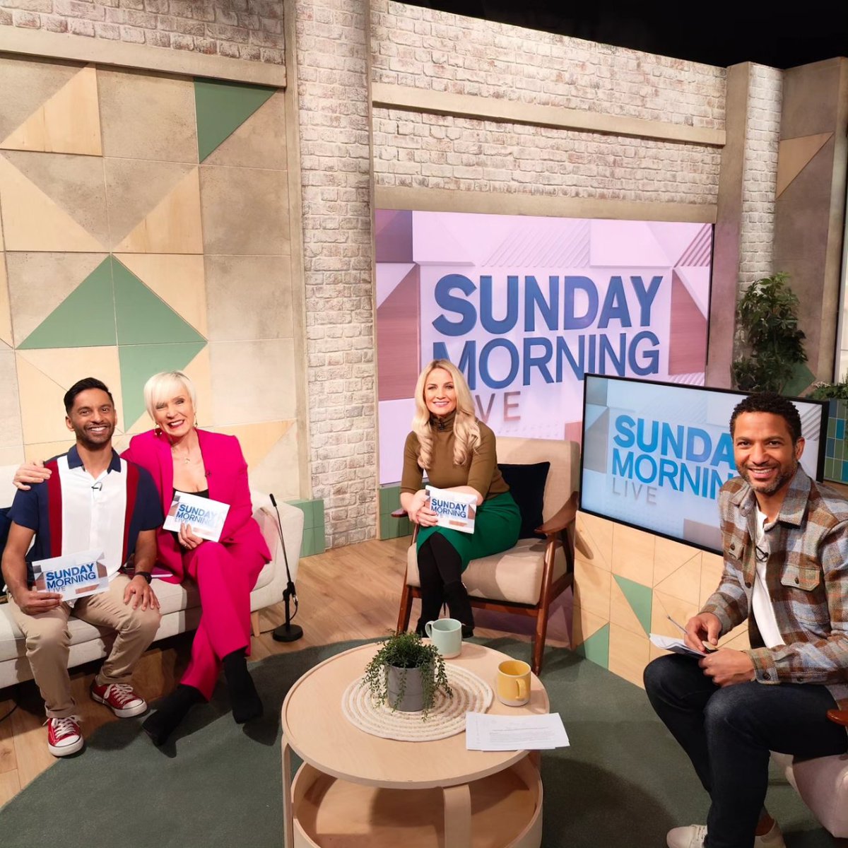 Like my casual Sunday look? And my red bowling shoes too?! BBC One 'Sunday Morning Live' @bbcsml Enjoyed discussing weekly new stories with hosts @HollyHNews @seanfletchertv & panellist fellow West Ham fan @DawnNeesom